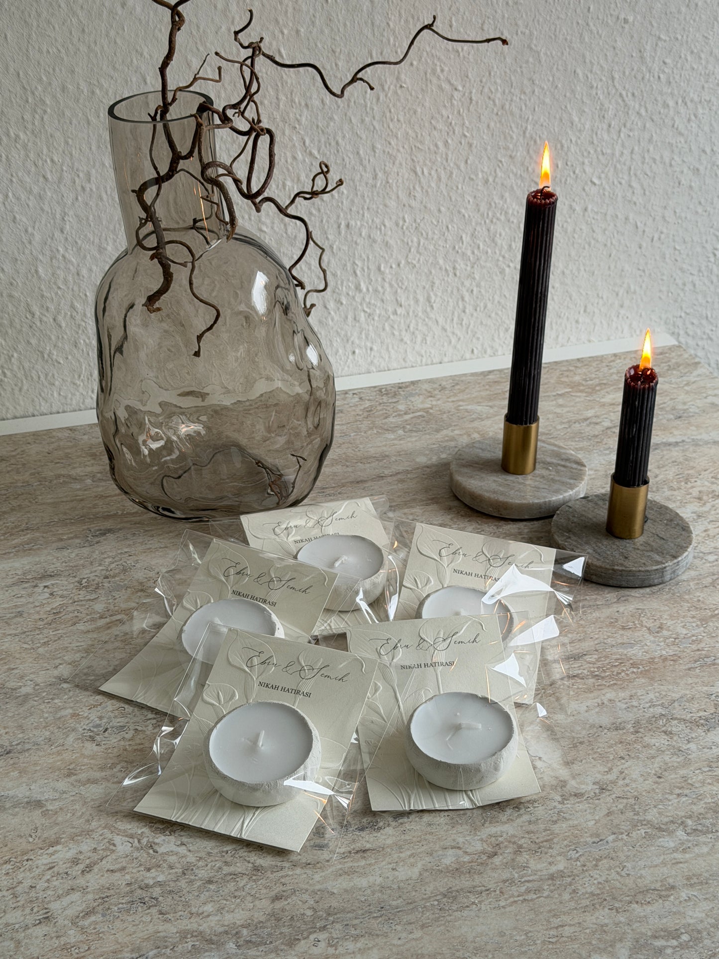 Personalisierte Gastgeschenke - handgeformte Teelichter mit Struktur Papier