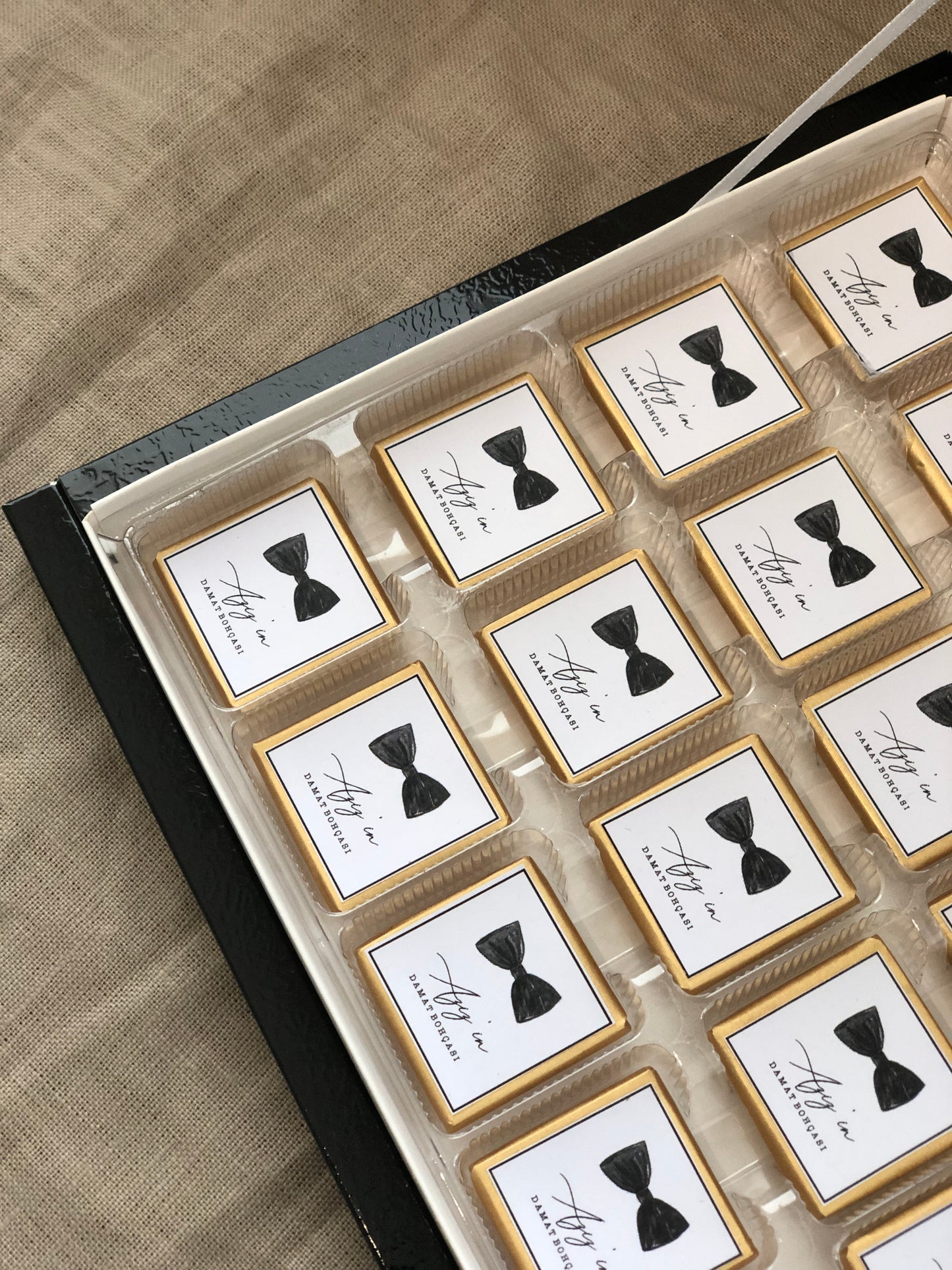 Personalisierte Schokoladenbox Schwarz, 24er, 48er oder 72er - Damat Bohçası