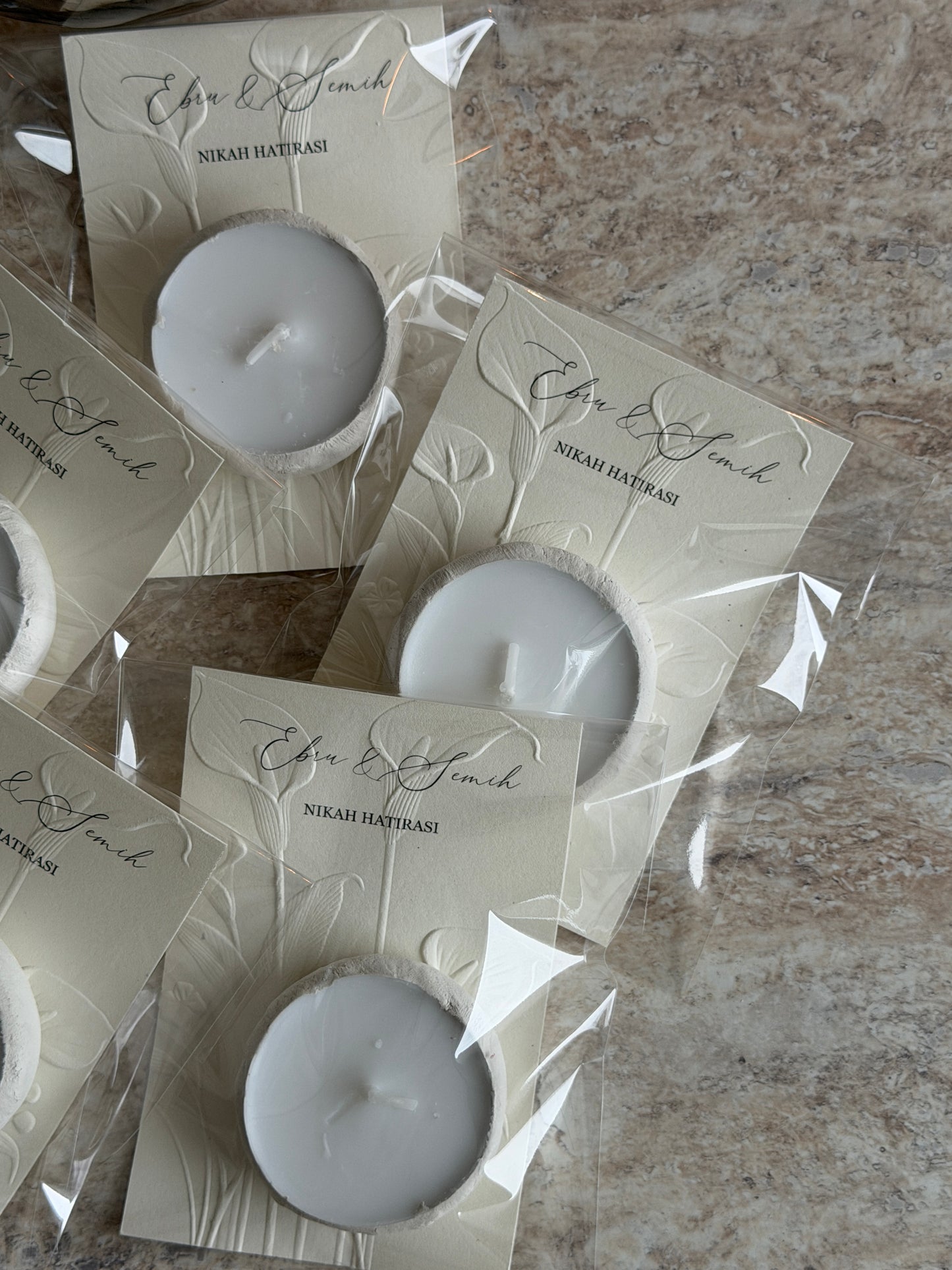 Personalisierte Gastgeschenke - handgeformte Teelichter mit Struktur Papier